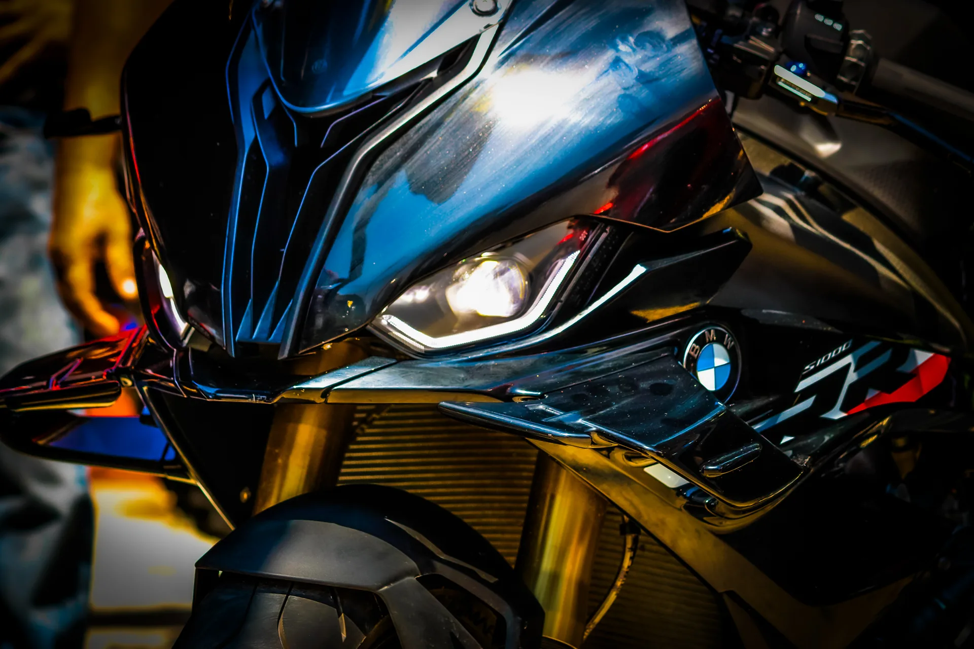 Detalle frontal y acabados de motocicleta BMW