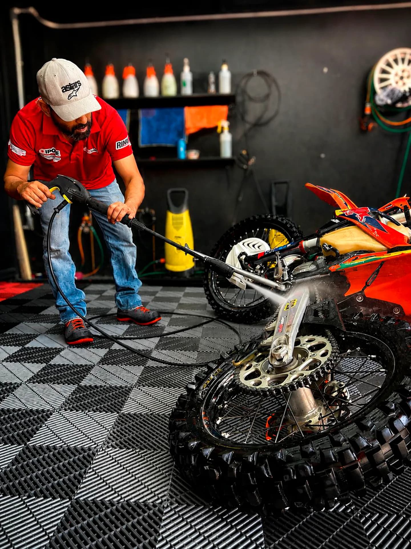 Lavado de una motocicleta off-road en el espacio de trabajo de El FKing Rider